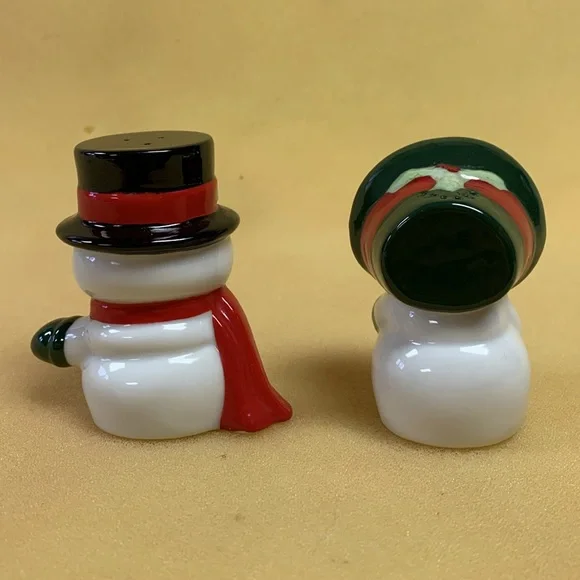 Snow-Couple Salt & Pepper Shakers - Picture 10 of 10